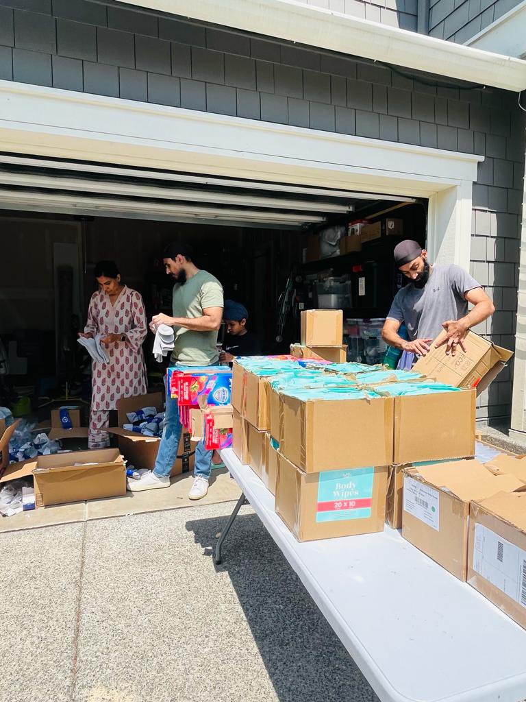 KhalsaAidUSA's tweet photo. Khasa Aid Washington packed and distributed 500 hygiene kits to the homeless population near Seattle Downtown Area and University of Washington Area.

#hygienekit #homeless #washington #volunteers #khalsaaidusa #khalsaaid https://t.co/e3V90aj3hO