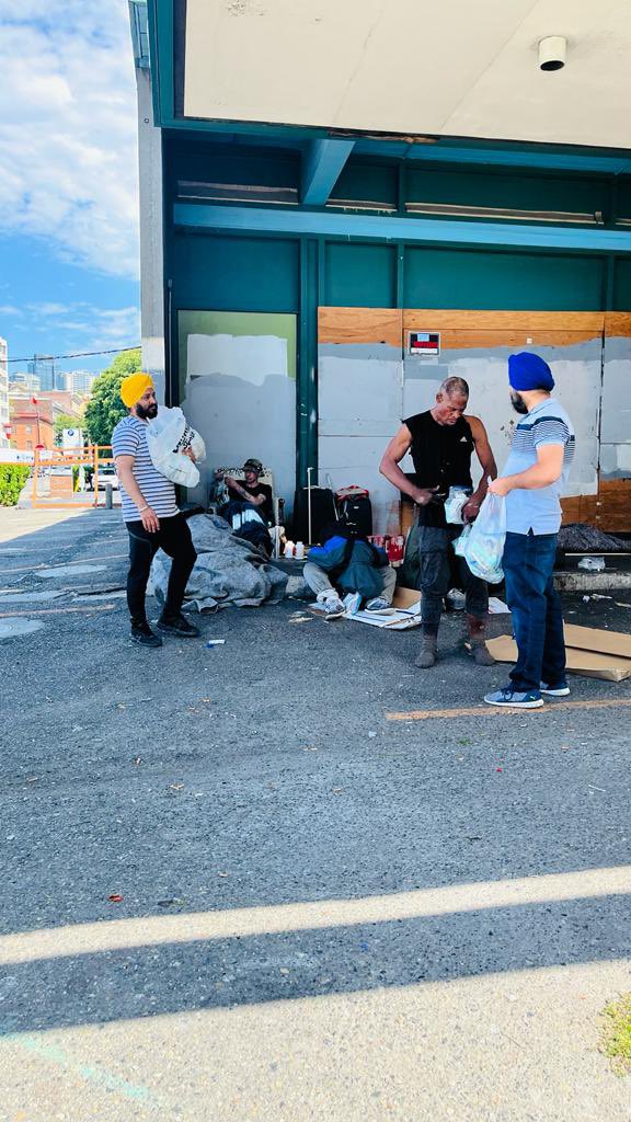 KhalsaAidUSA's tweet photo. Khasa Aid Washington packed and distributed 500 hygiene kits to the homeless population near Seattle Downtown Area and University of Washington Area.

#hygienekit #homeless #washington #volunteers #khalsaaidusa #khalsaaid https://t.co/e3V90aj3hO