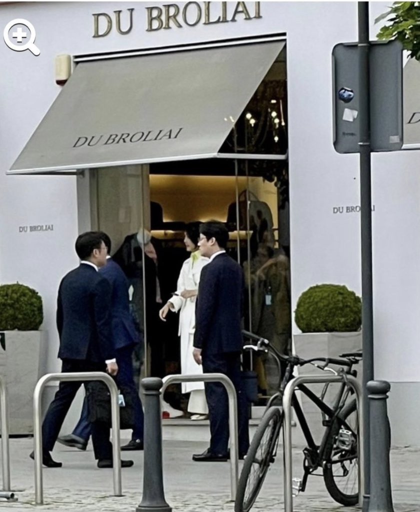 경호원들 대동하고 명품쇼핑
한번쯤 꿈꿔보는 삶 이다

하지만, 공적인 일로 외국을가서
혈세로 월급을 주는 경호원들을
대동하고 명품쇼핑?!
깊이 생각하지 않아도
상식적으로 지 정신이라면 할수있는
일이 아니다

이건, 윤석렬이 오만하고
또, 국민을 두려워 하지않는다는 증거다