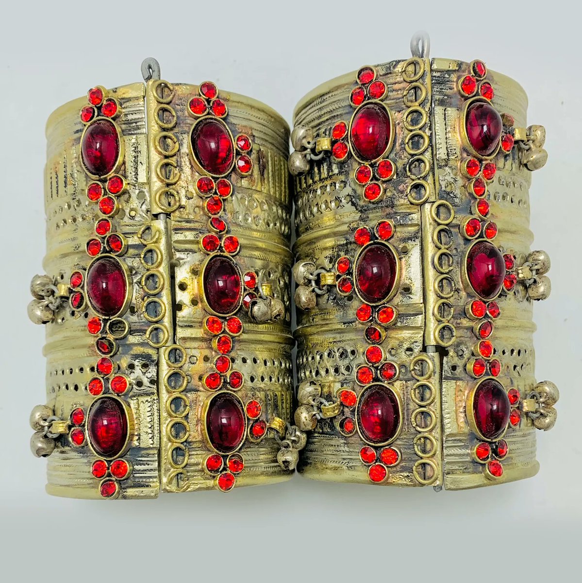 Handmade Red Stone Kuchi Handcuff Bracelet.
Sale Price: $68

Checkout at our website:
buff.ly/3PXj5DM

#cuff #cuffbracelet #cuffbracelets #braceletoftheday #vintarust #vintagejewelry #bracelet #goldcuff #artistjewelry #sculpturaljewelry #sculpturaljewellery #jewelryadd