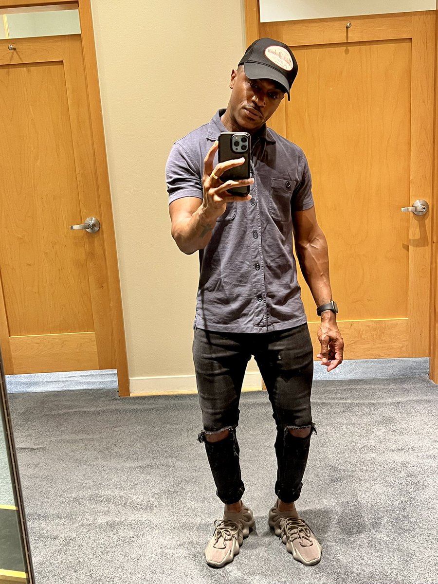 delavonjavaras's tweet photo. Fit different. #DressingRoomInspo https://t.co/lHJO3a7b1e