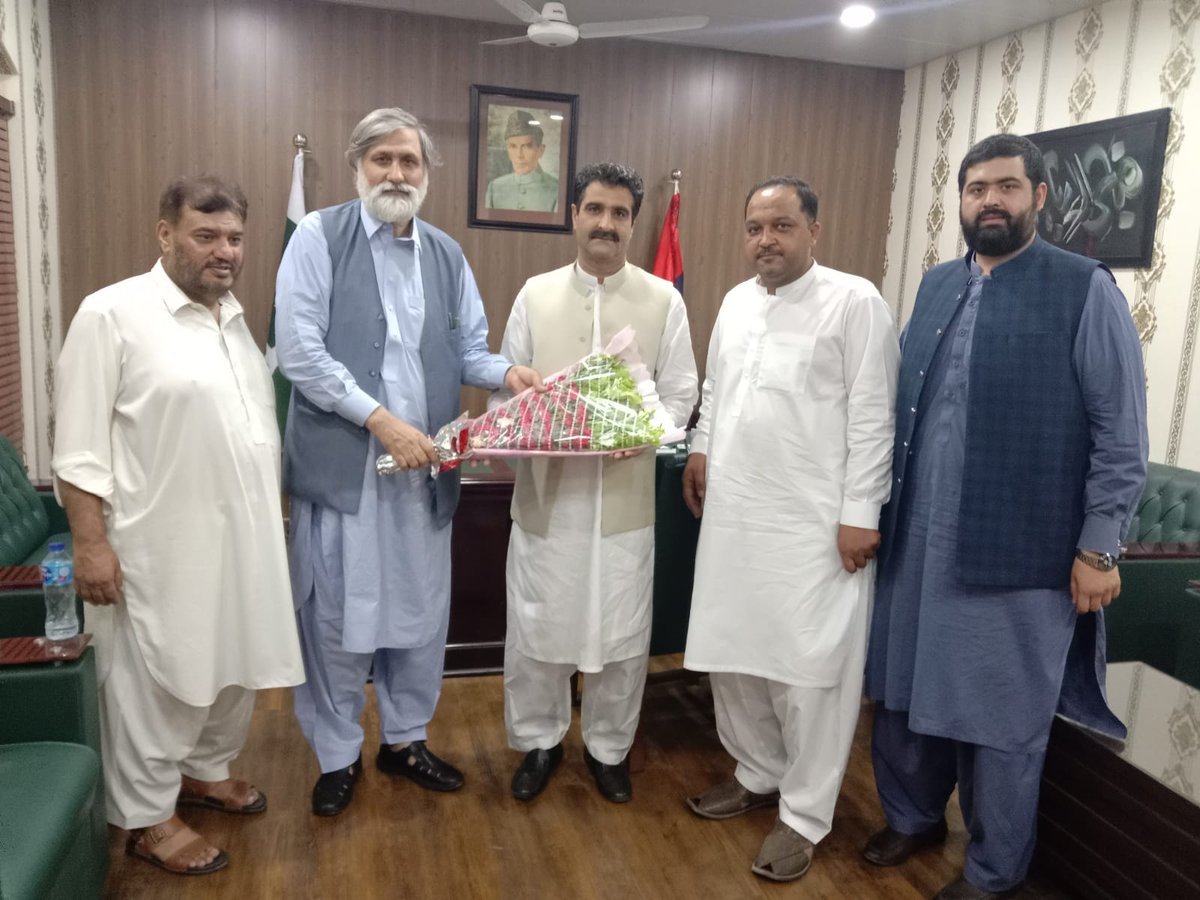 HManzoorkhan's tweet photo. خیبرپختونخوا کے وزیر ایکسائز اینڈ نارکوٹکس کنٹرول حاجی منظور خان آفریدی سے وزیراعلی کے مشیر برائے مال پیر ہارون شاہ کی ایک وفد کے ہمراہ انکے دفتر سول سیکرٹریٹ پشاور میں ملاقات.اس موقع پر پیر ہارون شاہ نے صوبائی وزیر ایکسائز کو حج ادائیگی اور حجاز مقدس سے وطن واپسی پر مبارکباد دی https://t.co/tnNL06y43O