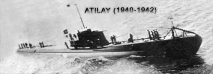 81 yıl önce bugün ismi bizzat Atatürk tarafından verilen Dz Binbaşı Saadettin Gürcan komutasındaki TCG Atılay denizaltımızı Çanakkale Boğazı yaklaşma sularında Birinci Dünya Savaşından kalma bir mayına çarpma sonucu kaybettik. Cumhuriyet Donanmasının bu ilk denizaltı kaybında…