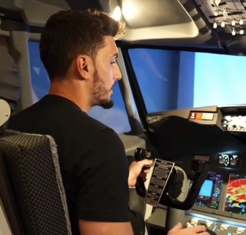 saopauIinx's tweet photo. Leila: cadê meu avião 😱😱😱😱

O Rafael pousando na semifinal https://t.co/ZIBrhKGbvl