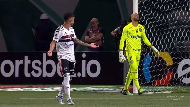 LuucasRM_'s tweet photo. Porque tremes tanto pra lateral do São Paulo, parmerinha??????????????? https://t.co/a0rFQNa2Up
