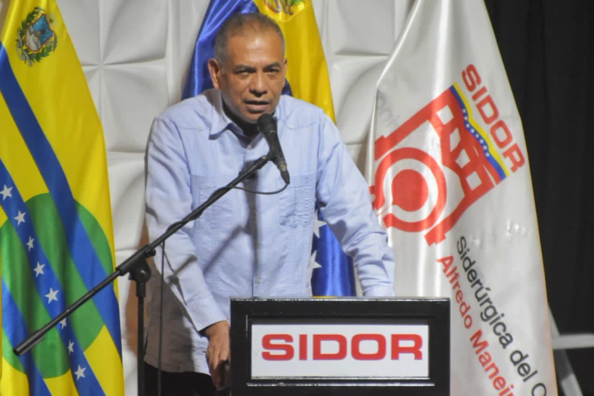 amarcanopsuv's tweet photo. Orgullosamente me siento el mismo SIDORISTA de siempre . Aquí me inicié y hoy siento profundo orgullo en condecorar y reconocer la trayectoria de 45 a 49 años de servicio de mis hermanos trabajadores . Con @NicolasMaduro Trabajo en Equipo Victoria Segura https://t.co/VcKbdHASZN