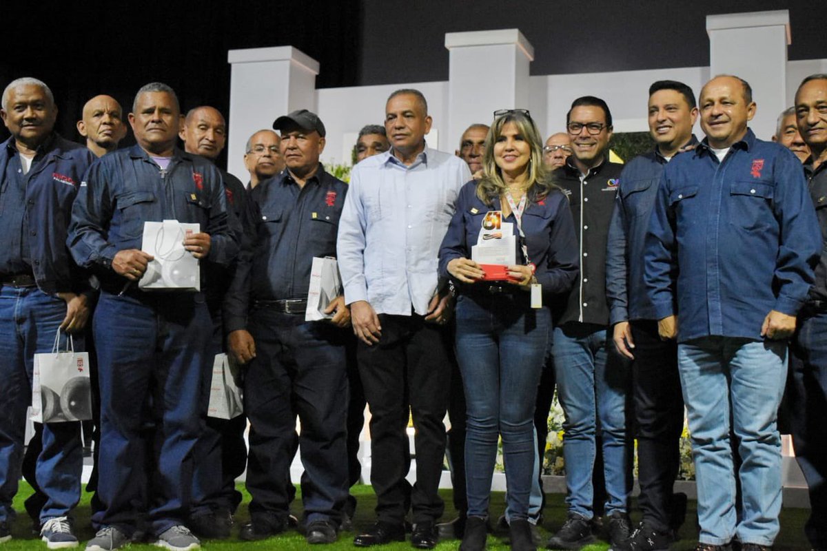 amarcanopsuv's tweet photo. Orgullosamente me siento el mismo SIDORISTA de siempre . Aquí me inicié y hoy siento profundo orgullo en condecorar y reconocer la trayectoria de 45 a 49 años de servicio de mis hermanos trabajadores . Con @NicolasMaduro Trabajo en Equipo Victoria Segura https://t.co/VcKbdHASZN