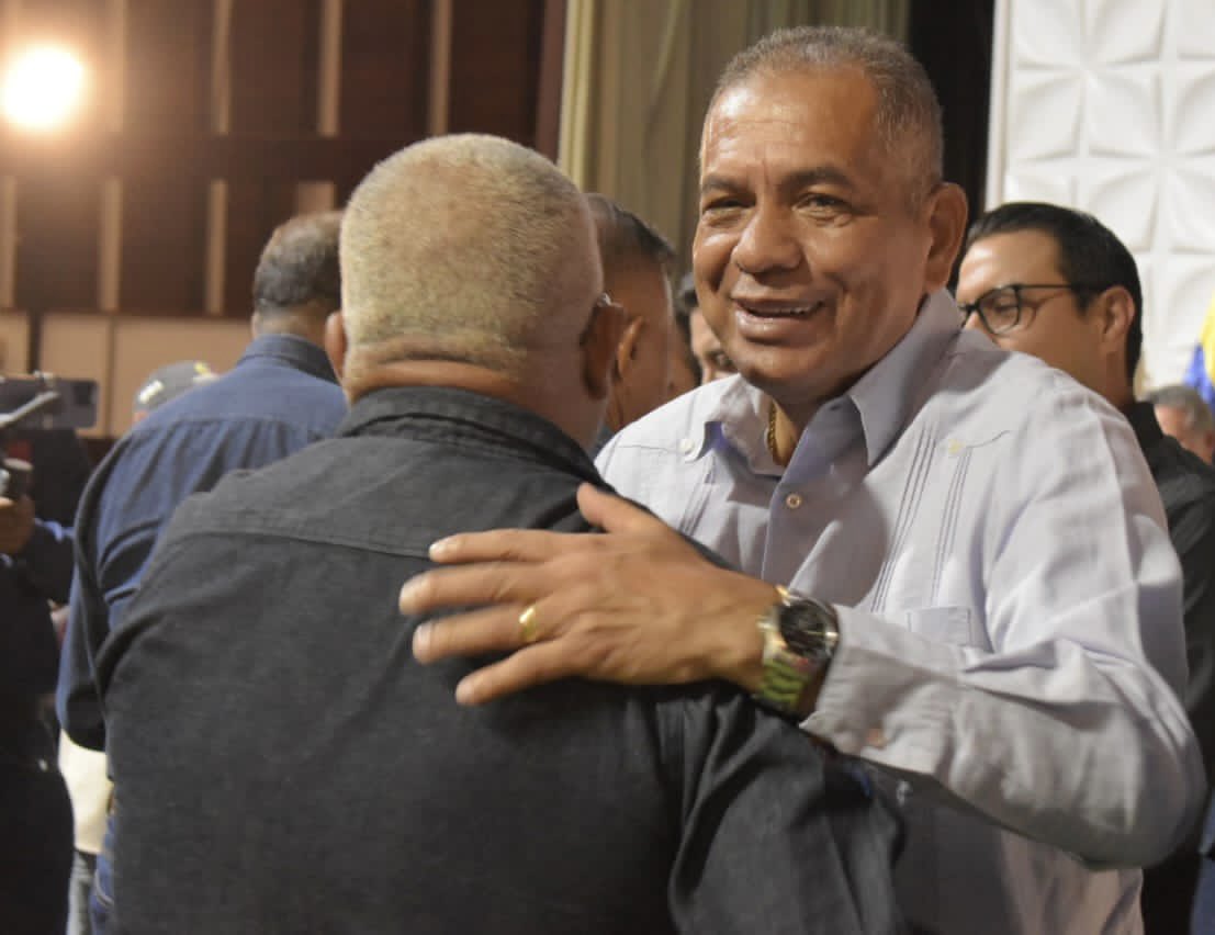 amarcanopsuv's tweet photo. Orgullosamente me siento el mismo SIDORISTA de siempre . Aquí me inicié y hoy siento profundo orgullo en condecorar y reconocer la trayectoria de 45 a 49 años de servicio de mis hermanos trabajadores . Con @NicolasMaduro Trabajo en Equipo Victoria Segura https://t.co/VcKbdHASZN
