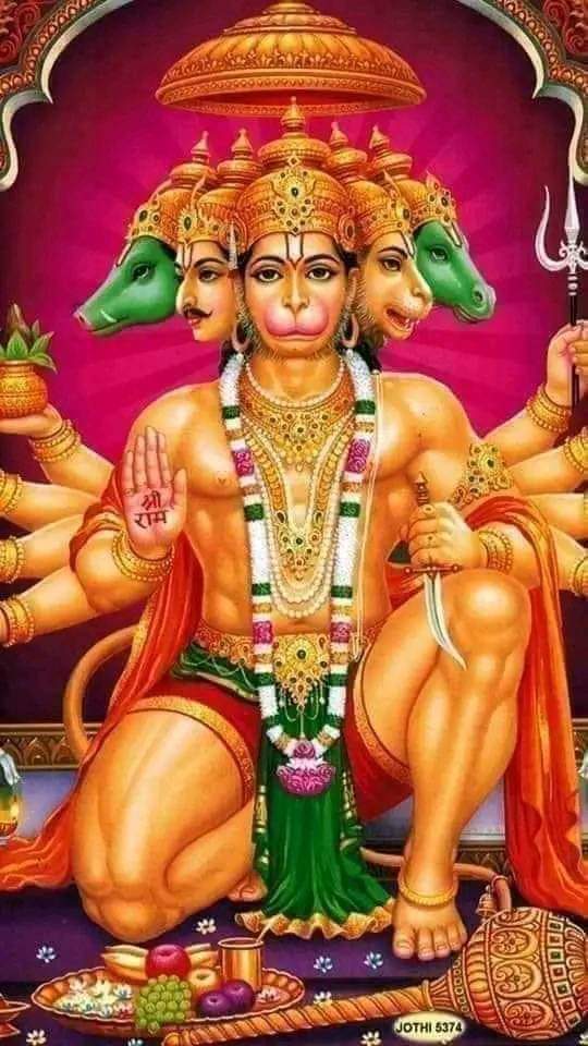 XGuruManoj's tweet photo. 🥀🌷🚩 जय श्रीराम 🚩 जय बजरंगबली 🚩🙏

हनुमान जी की प्रेरक कहानी:------------

हनुमान जी जब पर्वत लेकर लौटते है तो भगवान से कहते है , प्रभु आपने मुझे संजीवनी बूटी लेने नहीं भेजा था।
आपने तो मुझे मेरी मूर्छा दूर करने के लिए भेजा था।
"सुमिरि पवनसुत पावन नामू।
अपने बस करि राखे रामू"
हनुमान्‌जी ने पवित्र नाम का स्मरण करके श्री रामजी को अपने वश में कर रखा है, प्रभु आज मेरा ये भ्रम टूट गया कि मै ही सबसे बड़ा भक्त,राम नाम का जप करने वाला हूँ। भगवान बोले कैसे ? हनुमान जी बोले - वास्तव में तो भरत जी संत है और उन्होंने ही राम नाम जपा है। आपको पता है जब लक्ष्मण जी को शक्ति लगी तो मै संजीवनी लेने गया पर जब मुझे भरत जी ने बाण मारा और मै गिरा, तो भरत जी ने, न तो संजीवनी मंगाई, न वैध बुलाया. कितना भरोसा है उन्हें आपके नाम पर, आपको पता है उन्होंने क्या किया।
"जौ मोरे मन बच अरू काया, प्रीति राम पद कमल अमाया"
तौ कपि होउ बिगत श्रम सूला, जौ मो पर रघुपति अनुकूला
सुनत बचन उठि बैठ कपीसा, कहि जय जयति कोसलाधीसा"
यदि मन वचन और शरीर से श्री राम जी के चरण कमलों में मेरा निष्कपट प्रेम हो तो यदि रघुनाथ जी मुझ पर प्रसन्न हो तो यह वानर थकावट और पीड़ा से रहित हो जाए। यह वचन सुनते हुई मै श्री राम, जय राम, जय-जय राम कहता हुआ उठ बैठा. मै नाम तो लेता हूँ पर भरोसा भरत जी जैसा नहीं किया, वरना मै संजीवनी लेने क्यों जाता, बस ऐसा ही हम करते है हम नाम तो भगवान का लेते है पर भरोसा नही करते, बुढ़ापे में बेटा ही सेवा करेगा, बेटे ने नहीं की तो क्या होगा? उस समय हम भूल जाते है कि जिस भगवान का नाम हम जप रहे है वे है न, पर हम भरोसा नहीं करते , बेटा सेवा करे न करे पर भरोसा हम उसी पर करते है। दूसरी बात प्रभु ! बाण लगते ही मै गिरा, पर्वत नहीं गिरा, क्योकि पर्वत तो आप उठाये हुए थे और मै अभिमान कर रहा था कि मै उठाये हुए हूँ। मेरा दूसरा अभिमान टूट गया, इसी तरह हम भी यही सोच लेते है कि गृहस्थी के बोझ को मै उठाये हुए हूँ, फिर हनुमान जी कहते है -
और एक बात प्रभु ! आपके तरकस में भी ऐसा बाण नहीं है जैसे बाण भरत जी के पास है। आपने सुबाहु मारीच को बाण से बहुत दूर गिरा दिया, आपका बाण तो आपसे दूर गिरा देता है, पर भरत जी का बाण तो आपके चरणों में ला देता है. मुझे बाण पर बैठाकर आपके पास भेज दिया। भगवान बोले - हनुमान जब मैंने ताडका को मारा और भी राक्षसों को मारा तो वे सब मरकर मुक्त होकर मेरे ही पास तो आये, इस पर हनुमान जी बोले प्रभु आपका बाण तो मारने के बाद सबको आपके पास लाता है पर भरत जी का बाण तो जिन्दा ही भगवान के पास ले आता है। भरत जी संत है और संत का बाण क्या है? संत का बाण है उसकी वाणी लेकिन हम करते क्या है, हम संत वाणी को समझते तो है पर सटकते नहीं है, और औषधि सटकने पर ही फायदा करती है। हनुमान जी को भरत जी ने पर्वत सहित अपने बाण पर बैठाया तो उस समय हनुमान जी को थोडा अभिमान हो गया कि मेरे बोझ से बाण कैसे चलेगा ?
परन्तु जब उन्होंने रामचंद्र जी के प्रभाव पर विचार किया तो वे भरत जी के चरणों की वंदना करके चले है।
इसी तरह हम भी कभी-कभी संतो पर संदेह करते है, कि ये हमें कैसे भगवान तक पहुँचा देगे, संत ही तो है जो हमें सोते से जगाते है जैसे हनुमान जी को जगाया, क्योकि उनका मन,वचन,कर्म सब भगवान में लगा है। आप उन पर भरोसा तो करो, तुम्हे तुम्हारे बोझ सहित भगवान के चरणों तक पहुँचा देगे....🌷🙏

#जय_श्री_राम‌‌ #जय_हनुमान
#सनातन_धर्म_सर्वश्रेष्ठ_है
जय श्रीराम ❣️ जय हनुमान ❣️ गोविंदा ❣️🙏