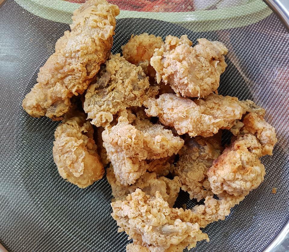 DailyMakan's tweet photo. Resipi Ayam Masak Cili Kering Cina Muslim Style, Memang Sedap Rasa Masam Manis Pedas!🌶🍗

✨Bahan-Bahan:
- bawang merah – mayang dan potong besar (2 versi)
- bawang putih – mayang
- lada besar 1 biji – mayang
- cili padi 3 biji – mayang https://t.co/r6JLj0MdHn