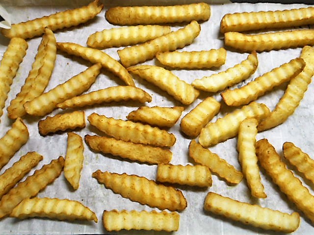 It's #NationalFrenchFryDay but I prefer these #NoSaltAdded #CrinkleCut #fries 💚

Old pics but the love is eternal.  Even made an extra batch of tahini sauce to go with my fries... & a #Vegan #MysteryBurrito I didn't label.🌱🍟🌯🙃
 Also, I really need to get an air-fryer. 🤞🥴