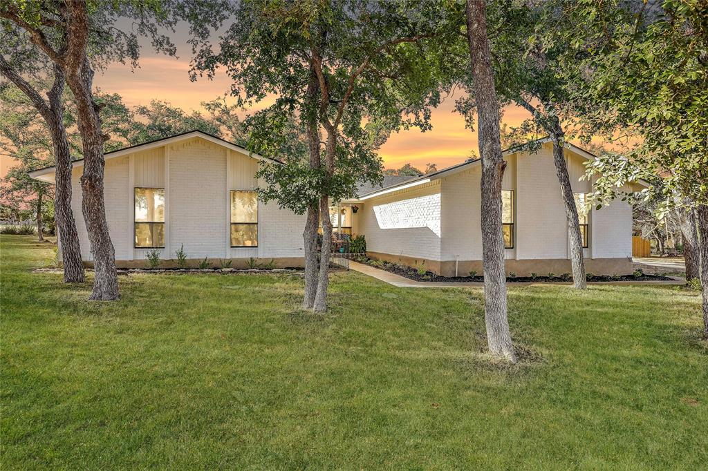 remax_1's tweet photo. Check out this gorgeous home! 100 W Sequoia Spur, Georgetown, Texas 78628, step inside to a space bathed in abundant natural light, where vaulted ceilings give a sense of openness and a fireplace adds a cozy touch for those winter evenings. 
Contact Amy Chachere for more info! https://t.co/vGOswo9xVx