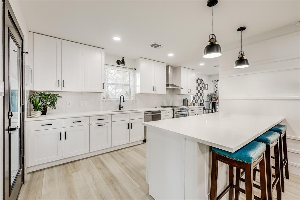 remax_1's tweet photo. Check out this gorgeous home! 100 W Sequoia Spur, Georgetown, Texas 78628, step inside to a space bathed in abundant natural light, where vaulted ceilings give a sense of openness and a fireplace adds a cozy touch for those winter evenings. 
Contact Amy Chachere for more info! https://t.co/vGOswo9xVx