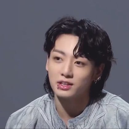 vminiecats's tweet photo. — #JUNGKOOK 🐰: “La letra de “SEVEN” tiene como significado el estar con la persona que amas todo el tiempo. Como dice el título de la canción, de lunes hasta domingo, esa voluntad de querer estar todos los días con el amor de mi vida se muestra en esta apasionada serenata. ” (+) https://t.co/Zxur3U18sQ
