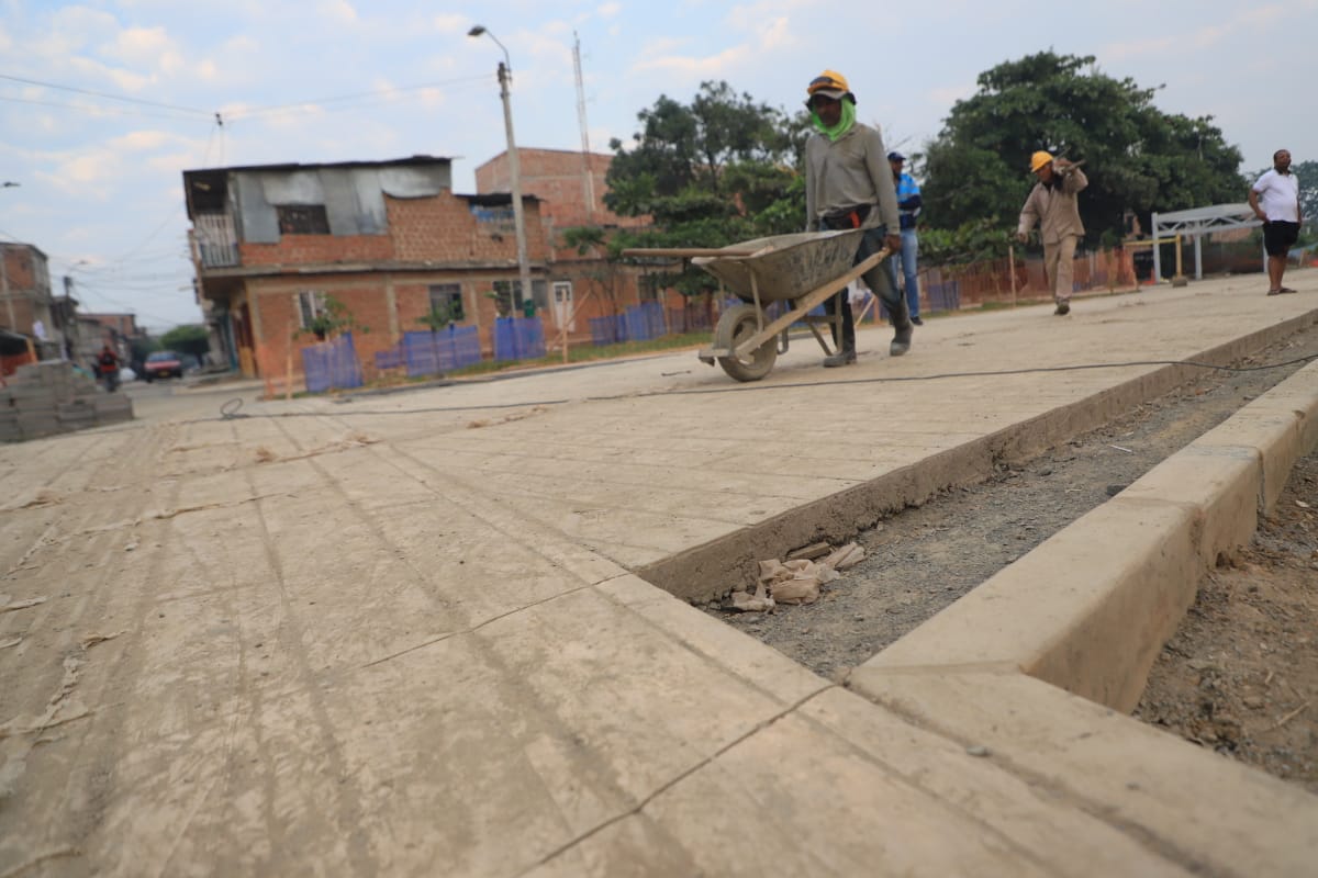 JorgeIvanOspina's tweet photo. Haremos del Boulevard del Oriente el más bello espacio para el muralismo urbano de Colombia , hoy entregamos a los diversos patrocinadores  las fachadas que deben apadrinar para aprovechar este bello lienzo y realizar una gran conversación desde las artes Plásticas https://t.co/SnmirSPviK