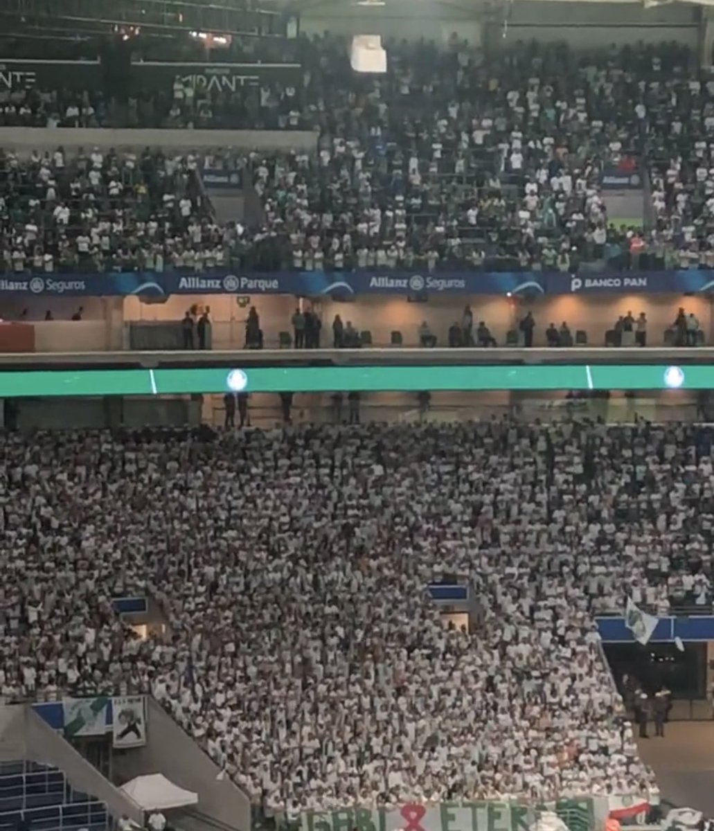 futebol_info's tweet photo. Protestos da torcida do Palmeiras no Allianz Parque:

"Não é mole, não, Libertadores não é mais que obrigação"
"Ô Leila, faz um favor, pega o avião e contrata jogador"
"Vergonha, vergonha, vergonha, diretoria sem vergonha"
"Ô Leila, incompetente, pegou o Palmeiras para brincar de presidente"
"Ô, ô, ô, queremos jogador"

🗞 @geglobo
📸 Reprodução