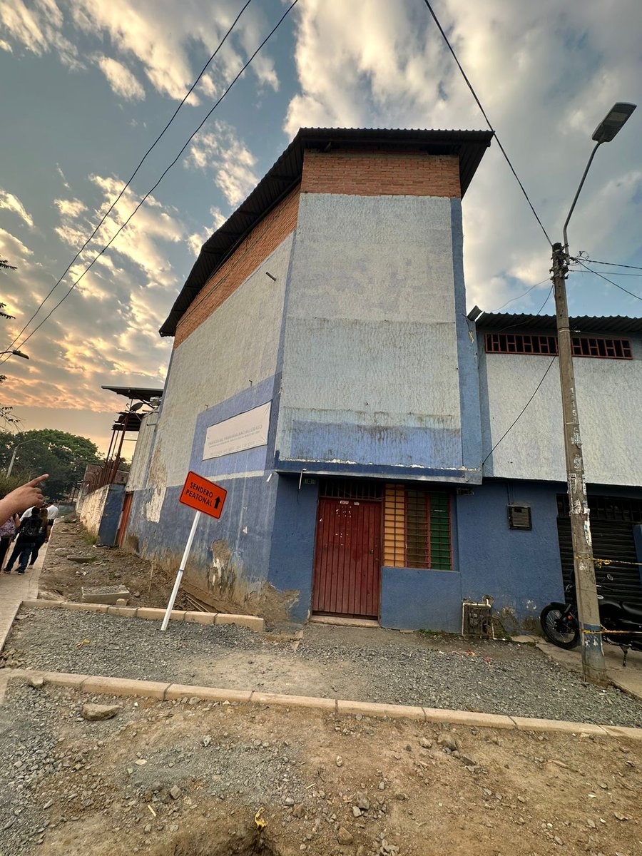 JorgeIvanOspina's tweet photo. Haremos del Boulevard del Oriente el más bello espacio para el muralismo urbano de Colombia , hoy entregamos a los diversos patrocinadores  las fachadas que deben apadrinar para aprovechar este bello lienzo y realizar una gran conversación desde las artes Plásticas https://t.co/SnmirSPviK