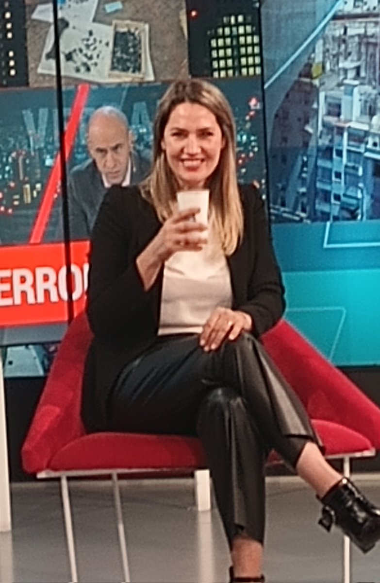 cburgueno's tweet photo. Está cuenta banca a pocos políticos/ as. Mi amiga @carolinalosada es una de ellos/as. Si fuera santafesino la votaría el domingo. Ya al aire en @A24COM con @trebuquero https://t.co/YF61oVuMn2
