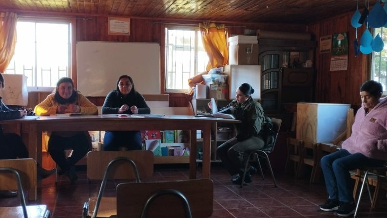 Carab_Maule's tweet photo. En la zona de #CHANCO,nuestros Carabineros se acercan a la comunidad. En esta ocasión entregaron recomendaciones de seguridad para evitar delitos de robos y a su vez, reiteraron los cuidados ante estafas telefónicas a los adultos mayores del sector #Polhuin y la JJ.vv de #Molco. https://t.co/ULcsSSqAD1