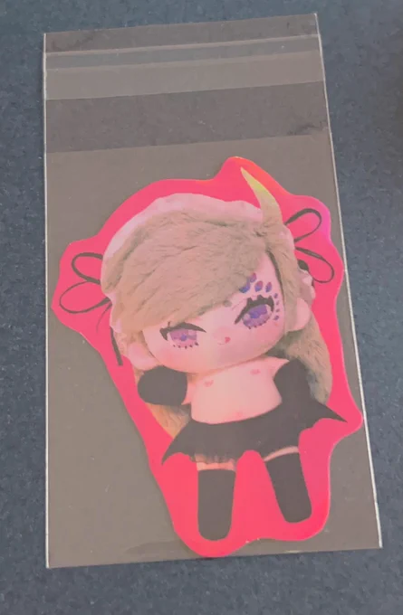 こなゆきさんちのチェ〜をスマホケースの裏に挟み込みたいんだけど迷わず1番ドえっちなの選んでしまった為日常使いできないんだよな……