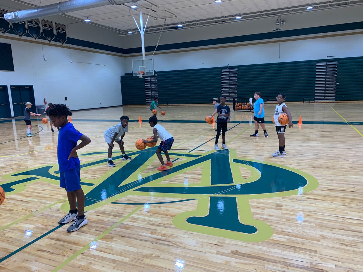 CoachDACarroll's tweet photo. Last day of the Young Gators camp today. Had some hard working 2nd-5th graders. One thing is for sure: WE LOVE SWEAT! #beWARE #GatorsHunt #wakeuprunning @WareCoGators @CoachLenATL https://t.co/NQn44HkRhy