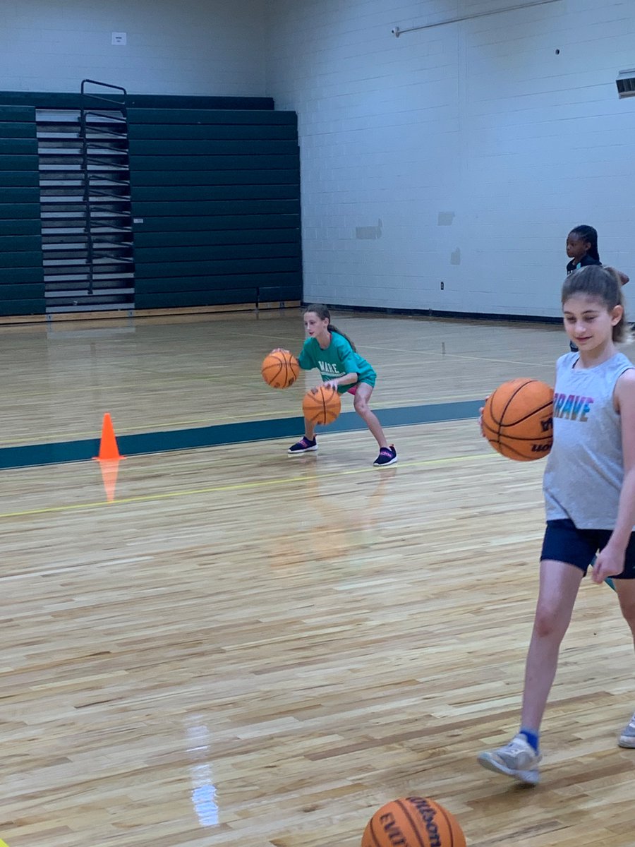 CoachDACarroll's tweet photo. Last day of the Young Gators camp today. Had some hard working 2nd-5th graders. One thing is for sure: WE LOVE SWEAT! #beWARE #GatorsHunt #wakeuprunning @WareCoGators @CoachLenATL https://t.co/NQn44HkRhy