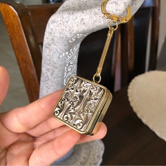 BThrifter's tweet photo. So good I had to share! Check out all the items I'm loving on @Poshmarkapp #poshmark #fashion #style #shopmycloset #vintage #gucci #stnicholassquare: https://t.co/ZqLrzIJcZ8 https://t.co/cZNUQHZFtx