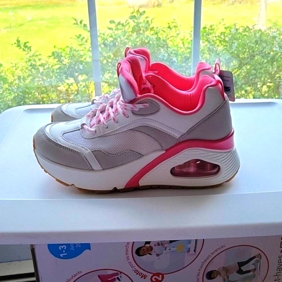 SLWells's tweet photo. So good I had to share! Check out all the items I'm loving on @Poshmarkapp from @SLGKali #poshmark #fashion #style #shopmycloset #jcrew #none #skechers: https://t.co/FKGXuIM58u https://t.co/kKbLs3bsR6