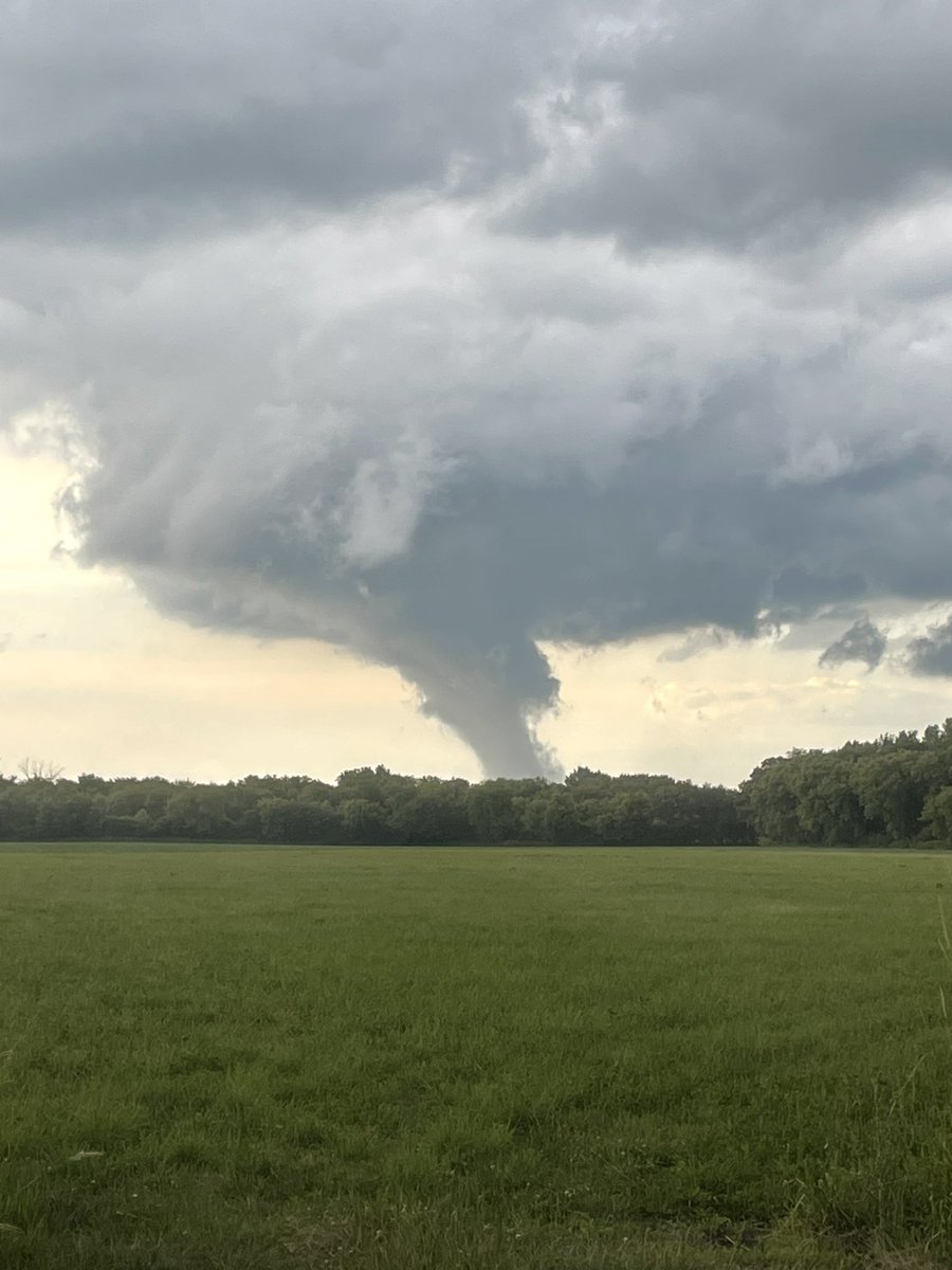 skyleryunk33's tweet photo. Tornado chasing https://t.co/7RXZjfHtvN