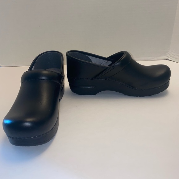 shopCeceliaB's tweet photo. So good I had to share! Check out all the items I'm loving on @Poshmarkapp #poshmark #fashion #style #shopmycloset #dansko: https://t.co/iI0rstS7jD https://t.co/IzQgJqRrKL