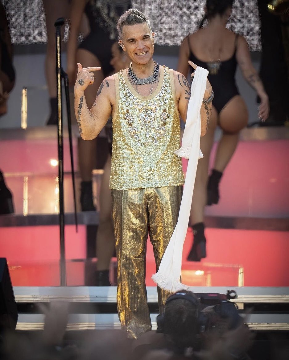 rwfanfest's tweet photo. “Hello… did you miss me?
I’m not hard to resist… 🎶”
@robbiewilliams #Luxembourg #luxexpo #xxvtour #robbielive
Credit https://t.co/ZuT7nEVW3S Instagram for Den Atelier https://t.co/igQm4o19SJ