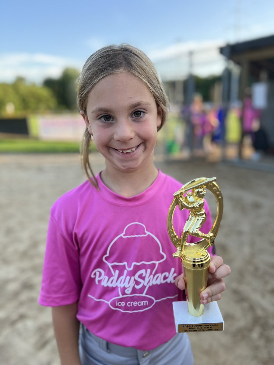 Equip_Tim's tweet image. 🎶 The Champ is Here 🎶

Claire’s team won the 8U Machine Pitch League tournament! We of obviously had to celebrate with the team at Paddyshack!