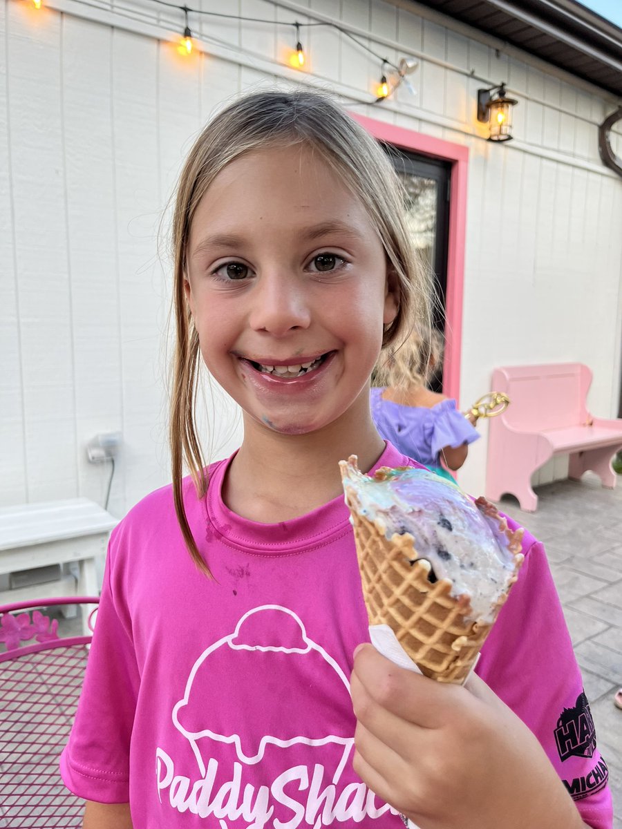 Equip_Tim's tweet image. 🎶 The Champ is Here 🎶

Claire’s team won the 8U Machine Pitch League tournament! We of obviously had to celebrate with the team at Paddyshack!