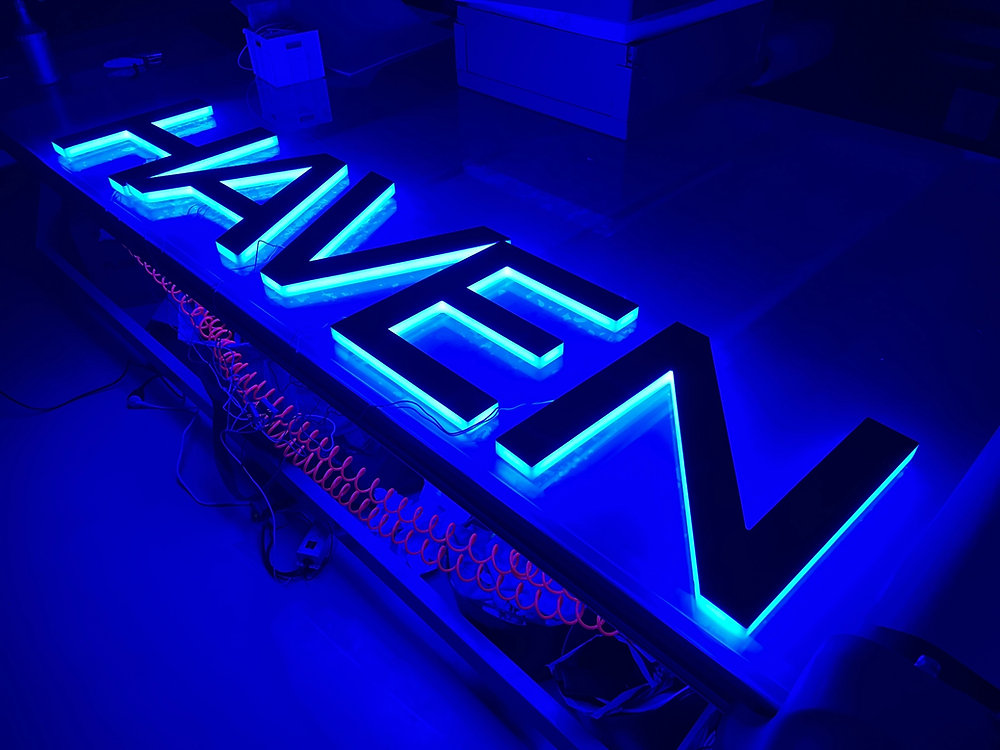 astech83's tweet image. Blue LED sign sent to Victoria to be fitted on a house boat.
More pics and test video below 👇 
buff.ly/43qqSg8 

#InnovativeWraps #LEDSigns #StainlessSteelSigns #BoatName