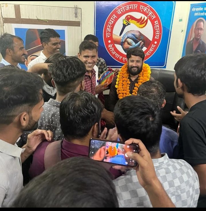 muksaran's tweet photo. बेरोजगारों की बुलंद आवाज, बेरोजगार एकीकृत महासंघ  प्रदेश अध्यक्ष भाई साहब @TheUpenYadav जी को जन्मदिन की ढेर सारी शुभकामनाएं और बधाई 💐🎂🎂
भगवान का आशीर्वाद आप पर हमेशा बना रहे 🙏🙏❤
#Haapy_Birthday_Upen_Yadav https://t.co/2KWnhOziL9