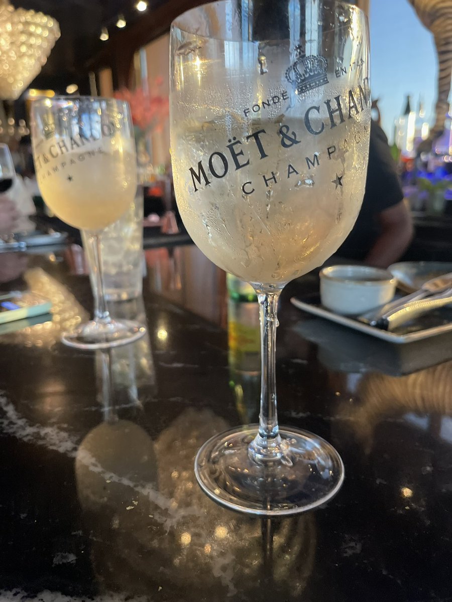 FeelmyRAPH's tweet image. #MoetMoment