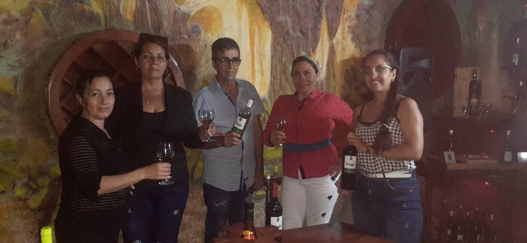islaricardo70's tweet photo. Si usted es de los que prefiere degustar de un buen vino, lo invitamos pr��ximamente a disfrutar en la cava del Mesón de los vinos "Marpe". Se reúnen la Directora de la UEB y el productor Rosell Martínez Pérez para firmar contrato.
#NuestraMetaLaExcelencia
#UEBElMeson #EMGH
#Marpe https://t.co/8rHNnmvLFg