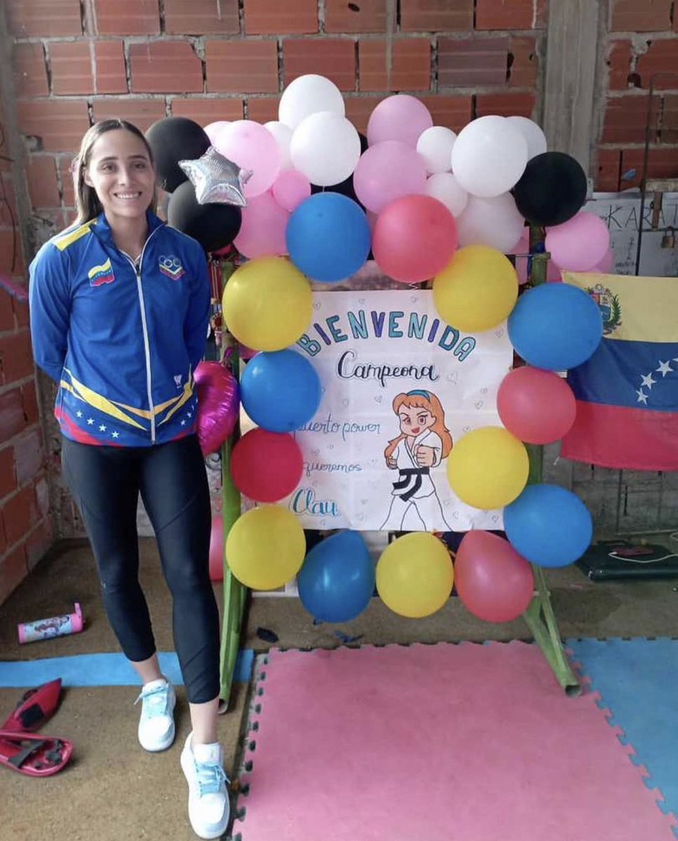Santanadeportes's tweet photo. Estoy chateando con Claudymar y miro su estado de WhatsApp. Ahí aparece esta foto, gráfica que expresa miles de pensamientos y desata sentimientos. Acaba de llegar de los Juegos Centroamericanos y del Caribe San Salvador 2023, donde en nombre de Venezuela, ganó una medalla de bronce. 

Ella es una karateca inconmensurablemente talentosa, de aquellas con técnica extraordinaria, pulida y fiel a un estilo cazador, ganador. Pero, al llegar a casa, es la niña Clau, la de Puerto Cabello, hija de la campeona Claudia Sequera y a su vez, ganadora de un diploma olímpico, pero común, común como tú, común como yo, protegiendo su espalda con bloques adheridos al cemento, una pancarta hecha con el más profundo amor de sus cercanos, los globos que dan forma al recibimiento, humildad y lo más bello de todo, su sonrisa. 

Claudymar ha pasado por tantas cosas en tan poco tiempo, que para mí se convierte en una especie de música trasladante a tiempos anhelados, de viento con choque, de espacio sin fin. Ella se para a pelear, pero en cada combate debate con su mente y en medio de tanto, representa y dignifica a la gente de manera diferente. Vio morir a su abuela y a su padre en nada, como si la arena se le escabulló entre las manos; ha pasado por cosas que solo ella dentro de su corazón comprende cuánto pesan y aún así, Claudymar está en casa para sumar una nueva presea y lo que más desea, es seguir. 

“Migue, aquí entreno, es la azotea de mi casa, mientras termino de construir mi dojo, que me tiene en banca rota”, dice mientras ríe. No le respondí, porque dije que lo haría de una manera acorde a lo que ella es y representa, sin más, ni menos. 

¿Y cómo no amar a nuestros atletas? ¿Y cómo no contar estas historias? ¿Y cómo no desnudar aquellos mitos de la fama asociada al dinero? ¿Y cómo no enaltecer a quienes dan todo, aún entre tantas dificultades? Claudymar, ni el mar tiene ese nivel de grandeza que tú llevas en el nombre de Venezuela cuando tu arte es nuestra defensa. ¡Te quiero y te admiro muchísimo! ❤️

Perdóname por dejarte en azul. Prometo no volverlo a hacer.