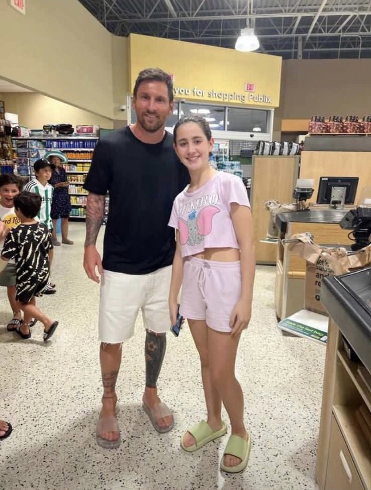 MessiFanatic_'s tweet photo. Messi with a fan. Apparently, Messi doing groceries at a supermarket these days. Bro has really completed football, hasn't he?🤣😂😭 https://t.co/Iu8tkjMGCG