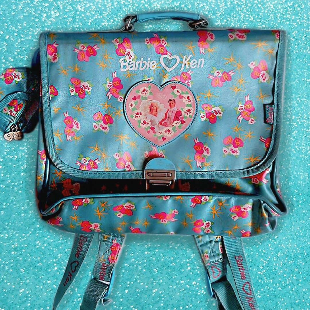 Nadjas_'s tweet photo. Mattel esta perdiendo la oportunidad de sacar estas mochilas denuevo. Les millenials las comprariamos sin pensarlo.

ES AHORA O NUNCA MATTEL!!!! https://t.co/5clHRIrTHV