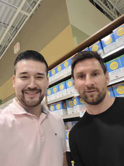 afigue2010's tweet photo. Messi anda por el sur de la Florida como uno más. Fue a uno de los tantos supermercados Publix y se sacó fotos sin problemas… https://t.co/6UZYcO7n30