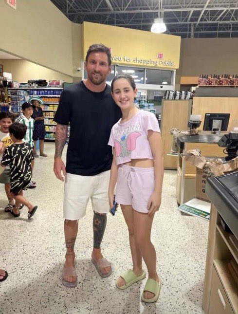 afigue2010's tweet photo. Messi anda por el sur de la Florida como uno más. Fue a uno de los tantos supermercados Publix y se sacó fotos sin problemas… https://t.co/6UZYcO7n30