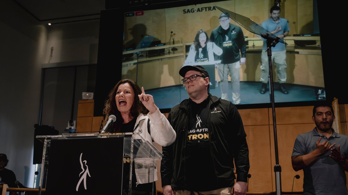 Mucho se habla de cómo Los Simpson "predicen" el futuro, ¿pero qué tal Fran Drescher prediciendo lo que pasaría varias décadas después, siendo ella la líder del sindicato de actores, que hace poco entró en huelga? 

🧵🪡