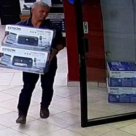 lunapiedra1's tweet photo. Este es el sujeto que utiliza el nombre de mi hermano José Piedra Viteri, en Cuenca y paga con supuestos cheques certificados a nombre de una empresa. https://t.co/K7vwAqCWtR