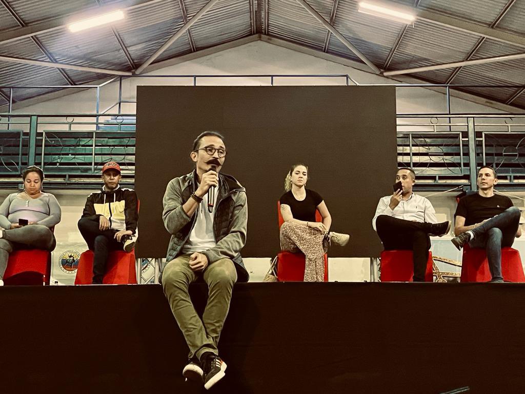 Felicito a la <a href="/JuventudPSUV/">Juventud PSUV</a> del estado #Aragua por la extraordinaria jornada de encuentro y reflexión que están haciendo , ayer me acerqué a saludarlos y terminé extendiéndome en anécdotas y cuentos … tienen la fuerza necesaria juventud ! Llegó la hora de hacer lo distinto !