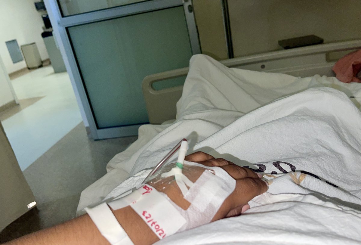 Dios, si de algo estoy muy segura es de que no soy tu mejor guerrera, ya suéltame un ratito 😂 así empezamos a festejar el día del abogado 😎