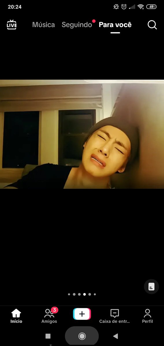 Tamiisbs's tweet photo. @KOOKSCHXSE Eu tô numa angústia pra assistir esse MV... Segurando na mão de Deus https://t.co/MQIubj7s9q