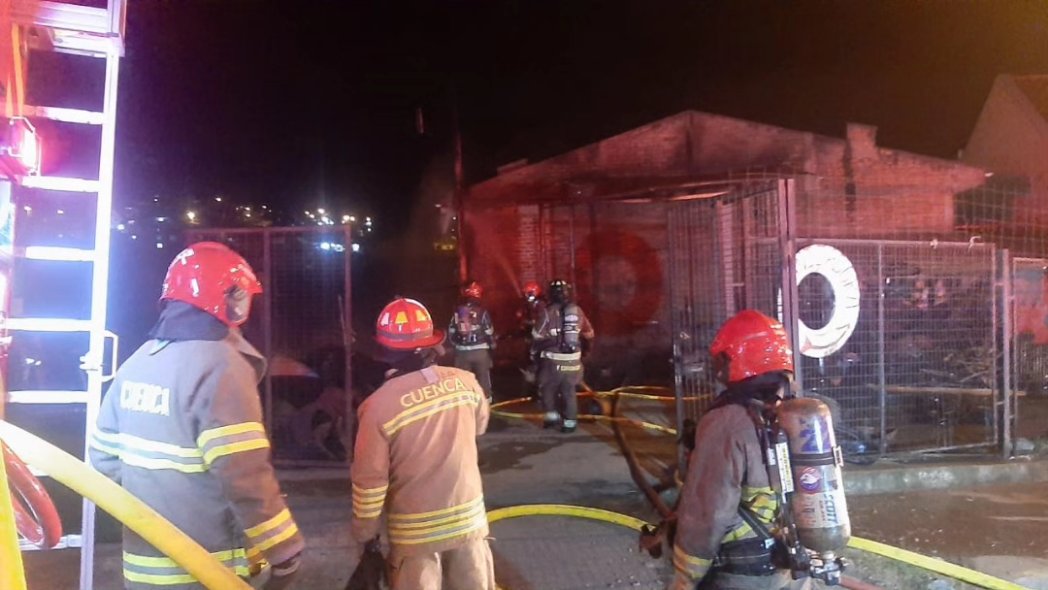 #MantenteInformado #Atención 
#BomberosCuenca controló esta noche un incendio en una vulcanizadora en el sector del cementerio de El Valle.
El emplazamiento de nuestra nueva estación en esta parroquia permitió que en 5 min llegue la primera unidad de respuesta evitando daños.