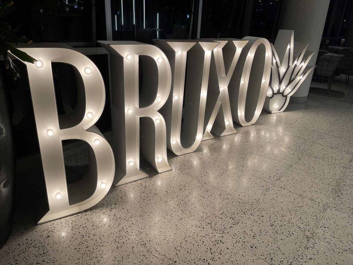 BRUXOMEZCAL's tweet photo. EmBruxando la apertura del Bulldog &amp; Sport bar https://t.co/7wn8f77yiM