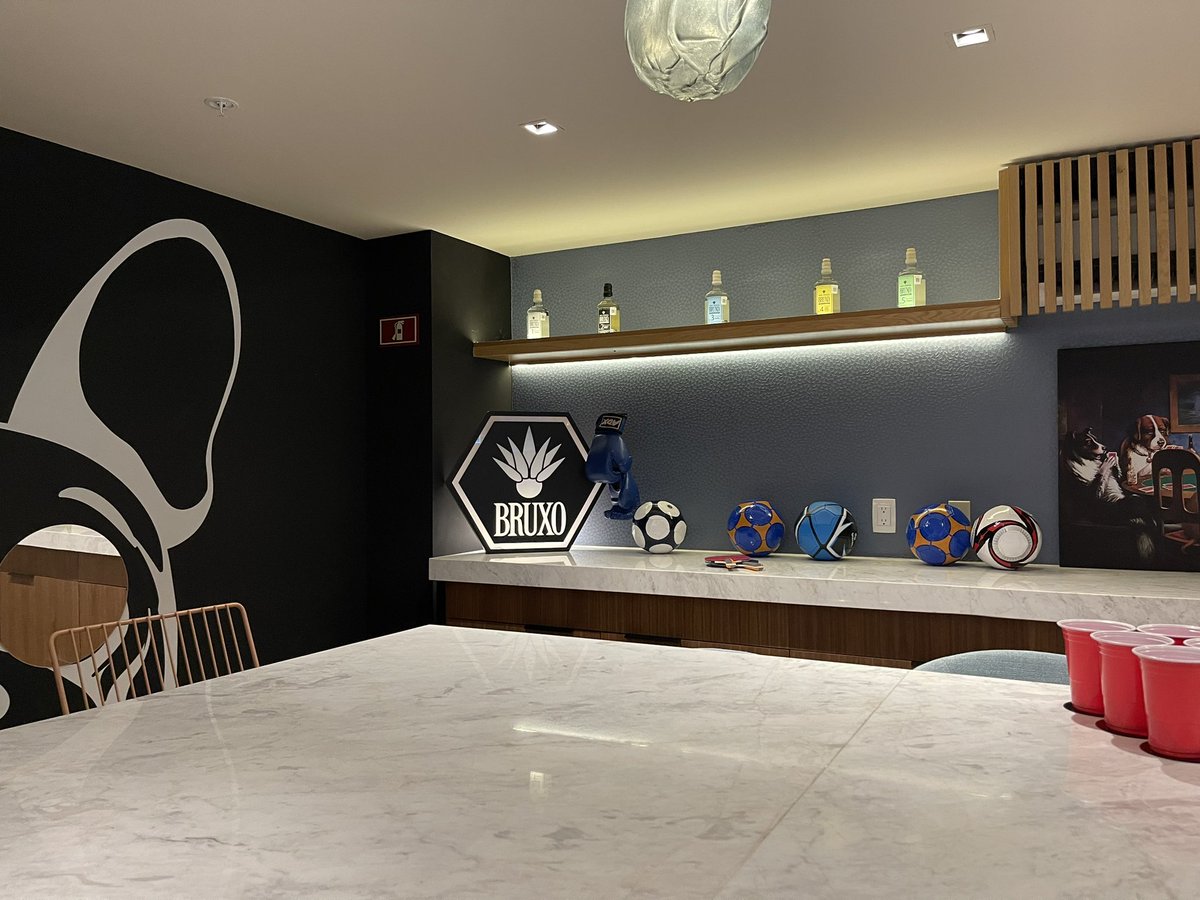 BRUXOMEZCAL's tweet photo. EmBruxando la apertura del Bulldog &amp; Sport bar https://t.co/7wn8f77yiM